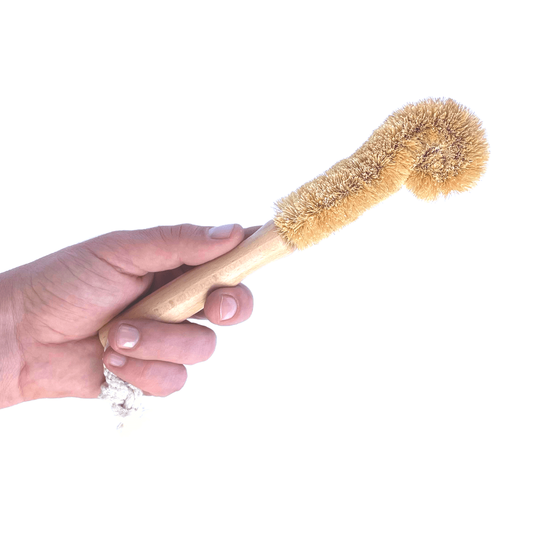 cepillo para botellas en un mano