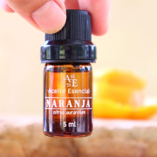 Aceite esencial de naranja de Ananda en un mano