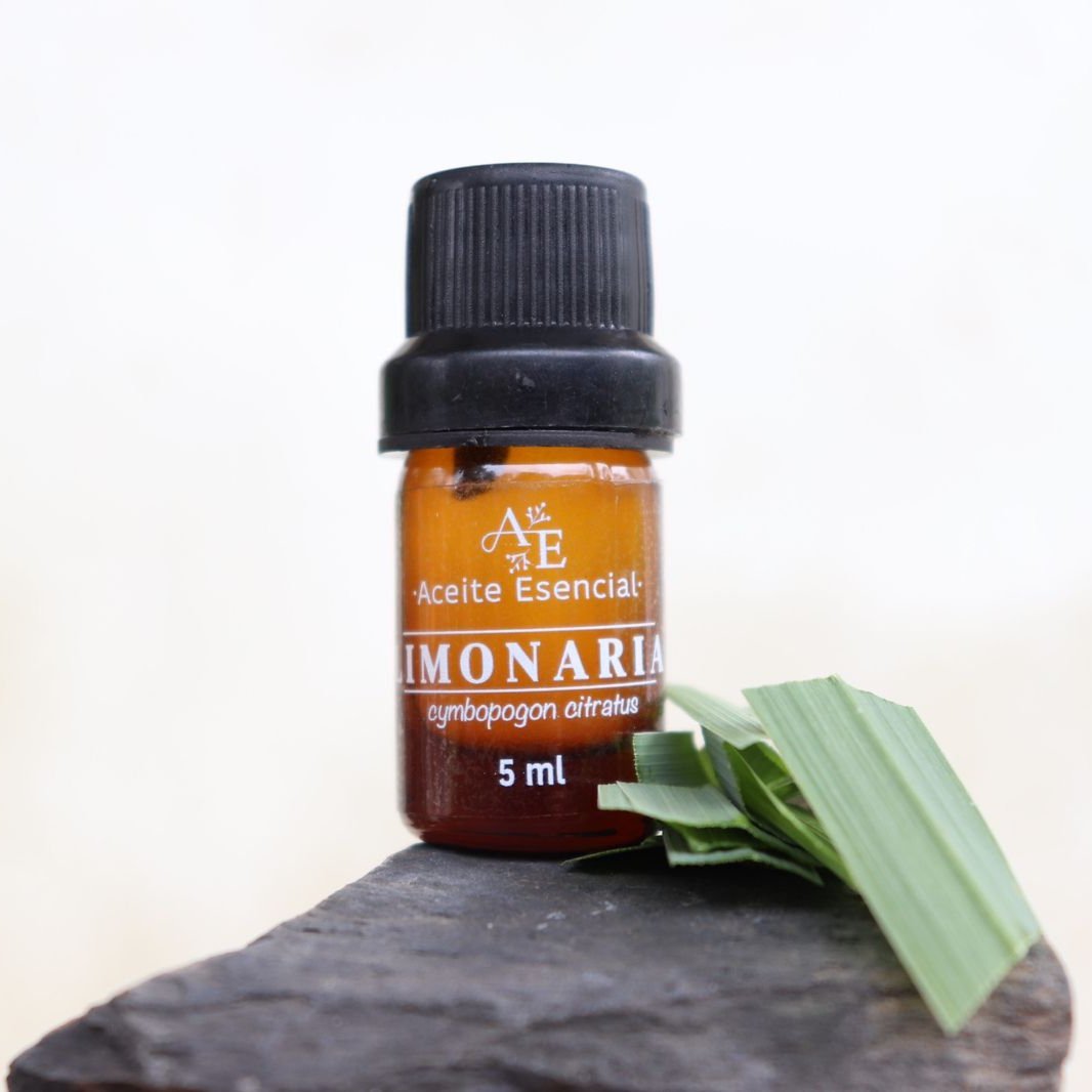 Aceite esencial limonaria de Ananda encima una piedra con limonaria
