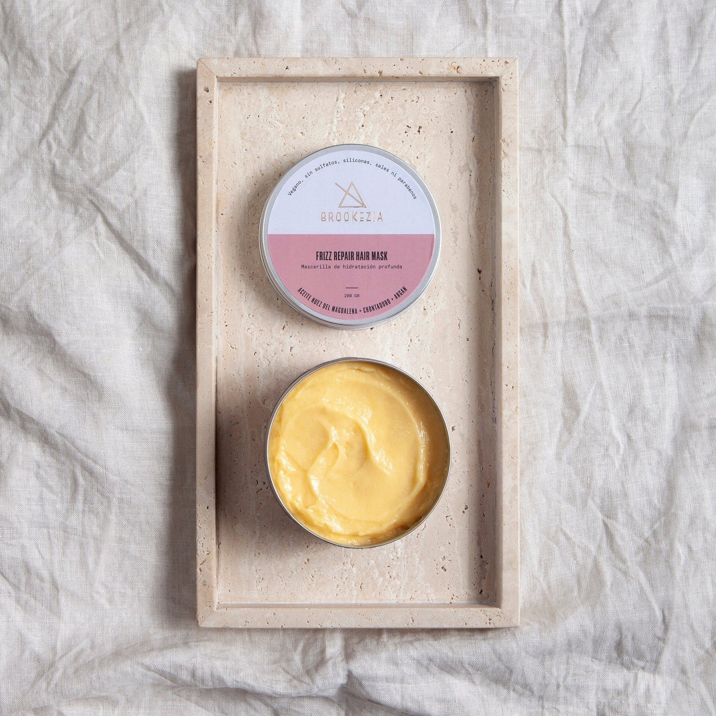 Mascarilla para cabello Anti-Frizz de Brookezia abierto encima una mesa