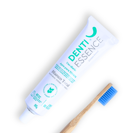 Crema Dental Sin Flúor Blanco Total  sin caja a lado un cepillo de dientes con fondo blanco