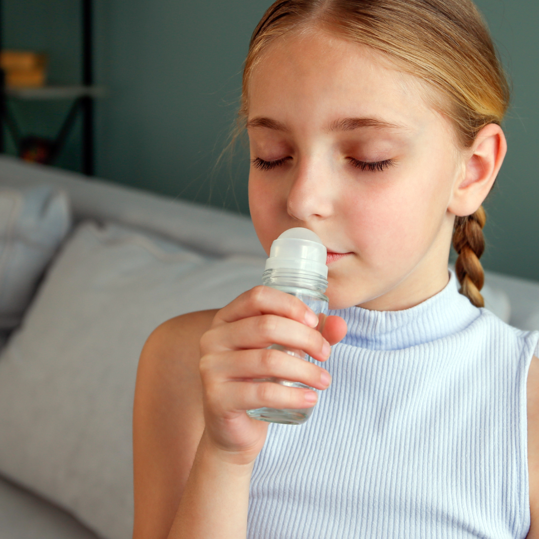 una niña oleando el Desodorante Natural Alumbre Niña Roll On de Natural Roka