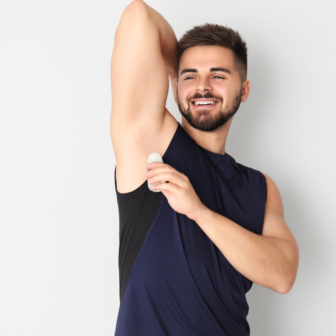 un chico usando el Desodorante Natural Alumbre Roll On Fuerte de Natural Roka