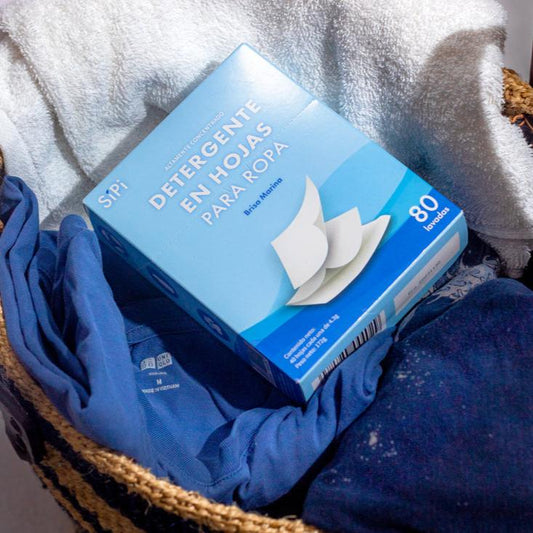 Detergente ropa en hoja encima ropa limpia