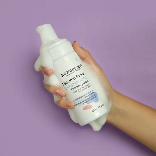 Espuma facial limpiadora para todo piel de Botanikalia en un mano