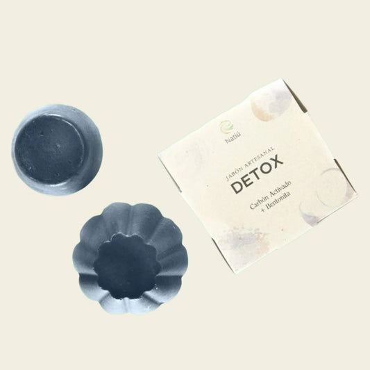Jabón Facial detox a lado su caja con fondo blanco