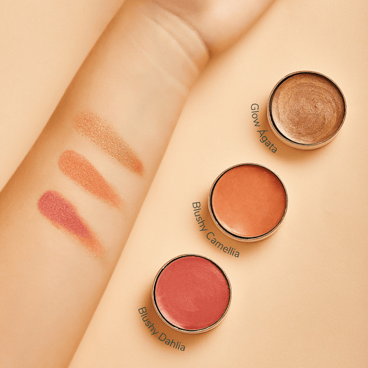 paleta de 3 tonos de Maquillaje Cremoso natural de aruna en el brazo de una persona.