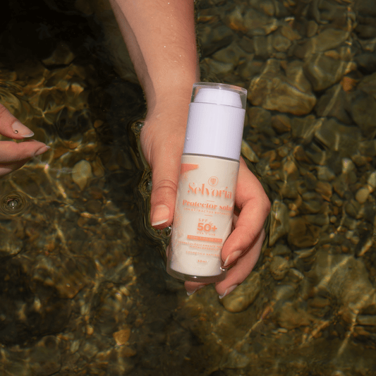 Protector Solar natural en mano