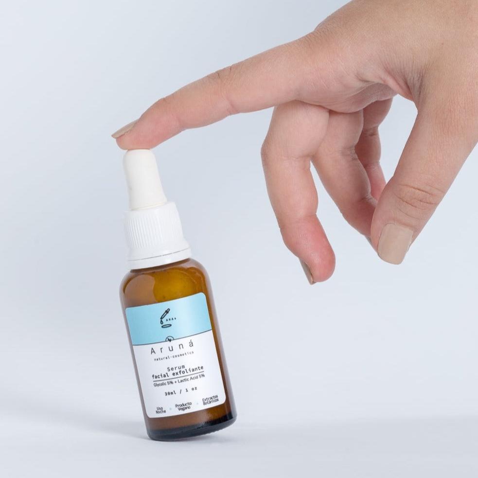 Sérum Facial Exfoliante de aruná en un mano