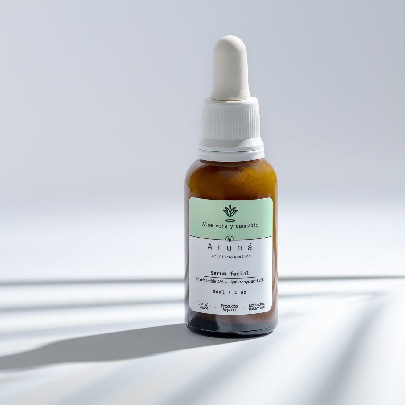 close up off Sérum facial niacinamida y ácido hialurónico Aruná
