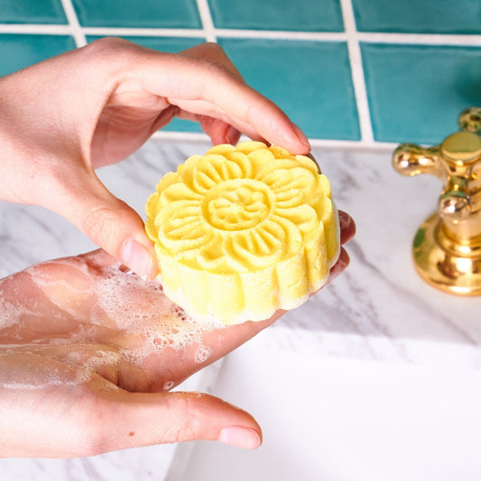 el Shampoo en barra de Panavayu en los manos de una mujer