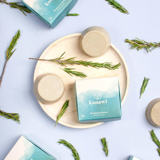 shampoo de control de grasa de kanawii con y sin su caja con plantas de romero en el fodo