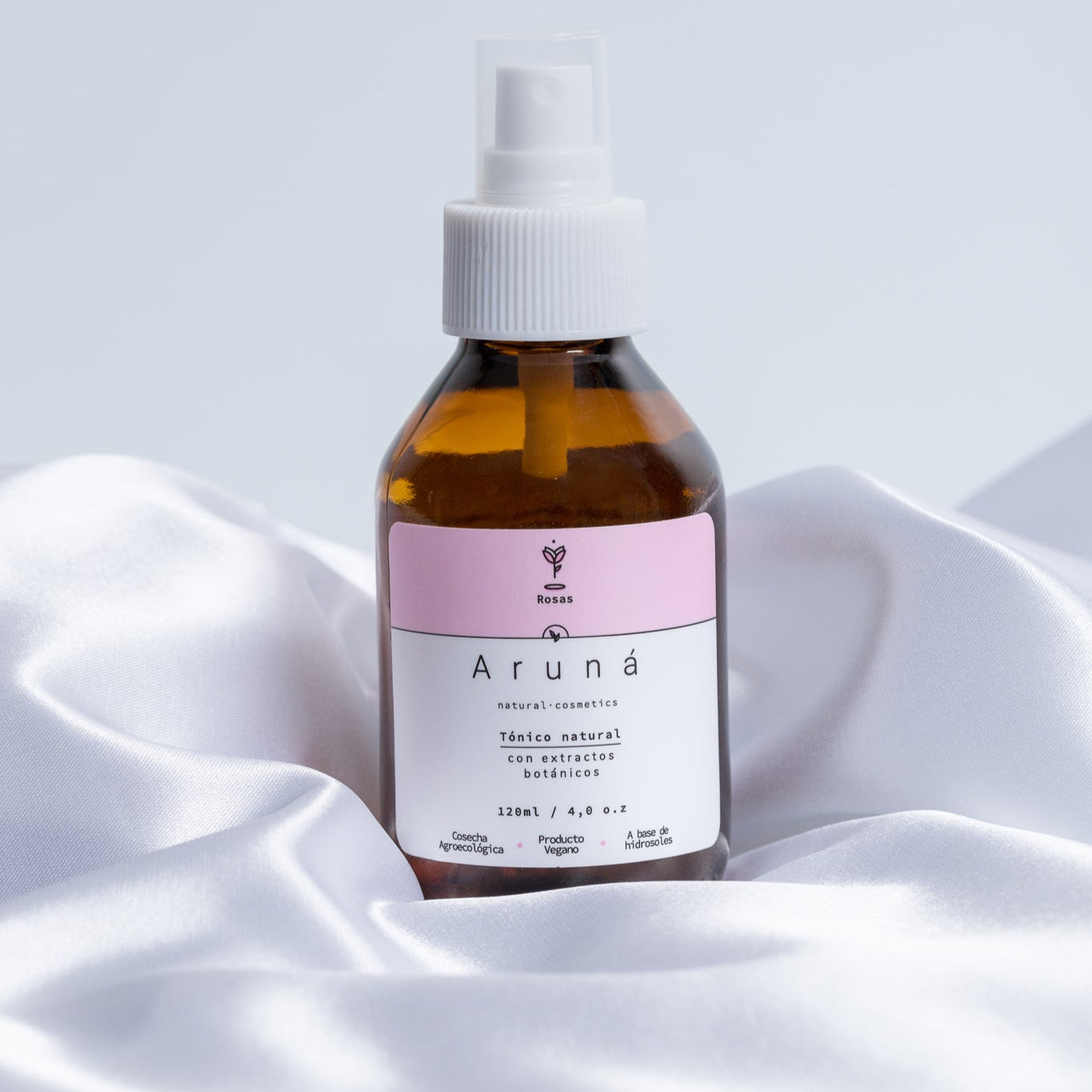 el tónico facial agua de rosas con fondo de tela