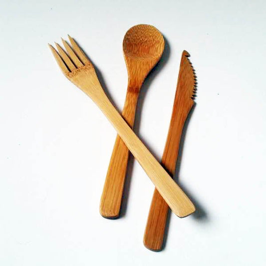 Utensilios de bambú un tenedor, cuchillo y cuchara