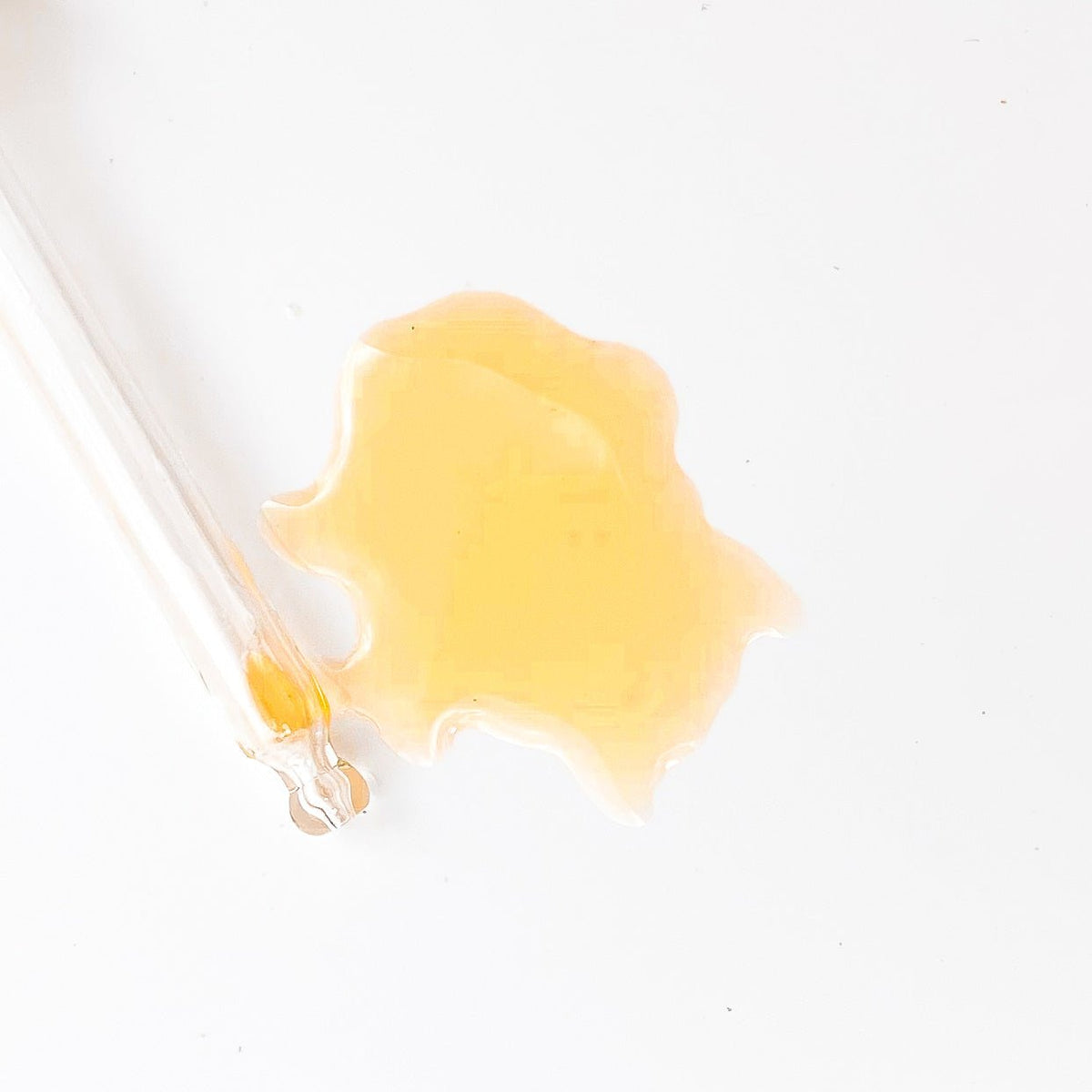 aceite de rosa mosqueta en pipeta.