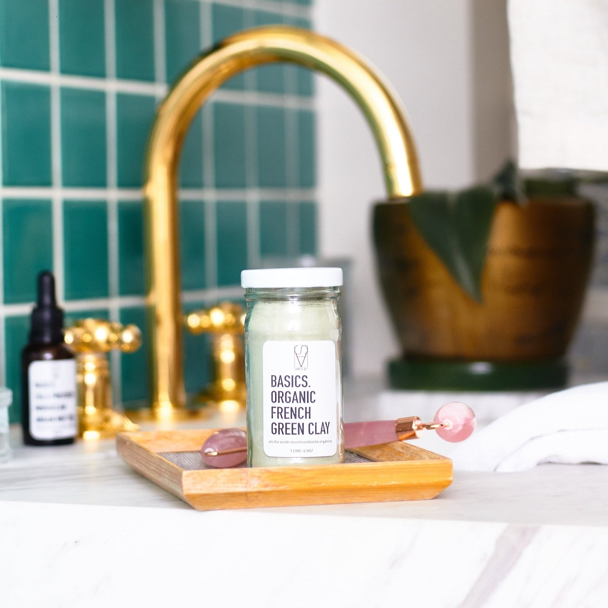 Arcilla verde francesa orgánica en un baño lujo.