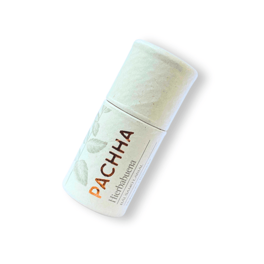 Balsamo labial de pachha en caja con fondo blanco