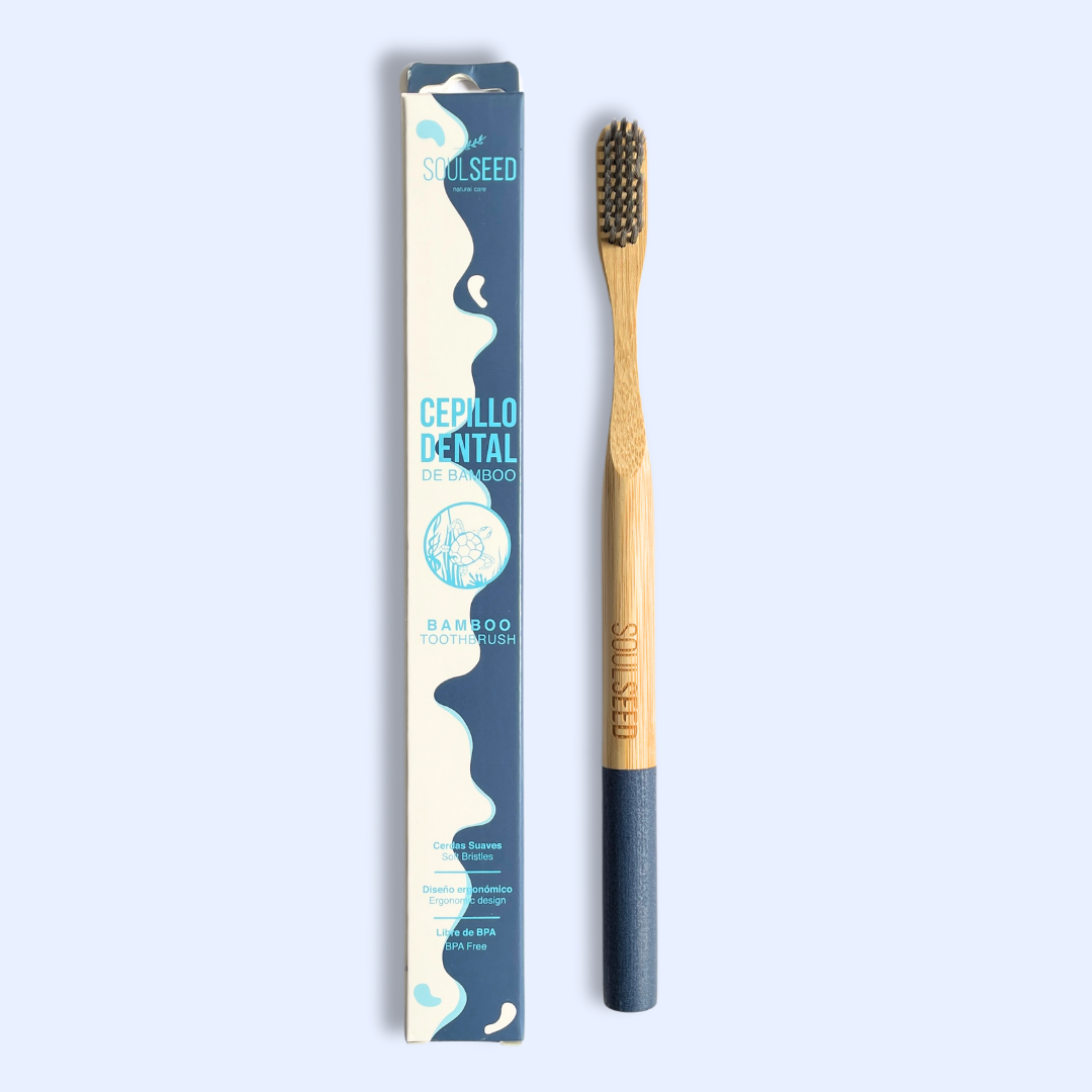 cepillo de dientes de bambú para adultos y su caja de la marca soul seed con fondo plano