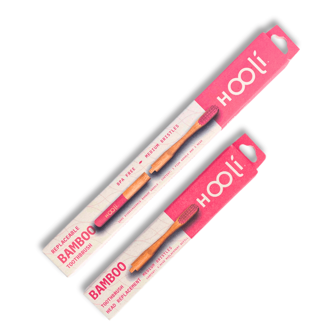 Cepillos de dientes de bambu en su caja y repuesto fondo blanco