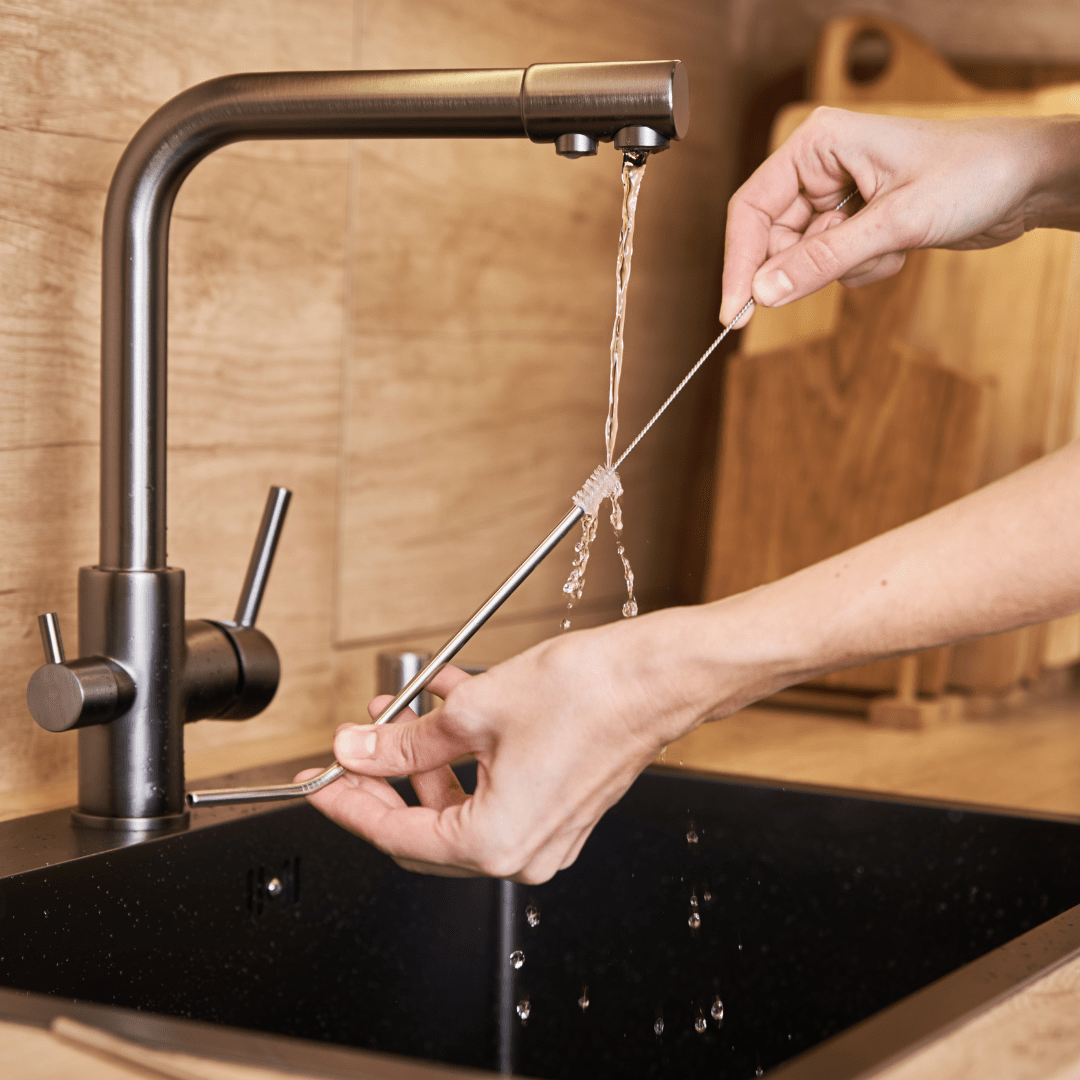 una mujer limpiando su pitillo con una de nuestros cepillos