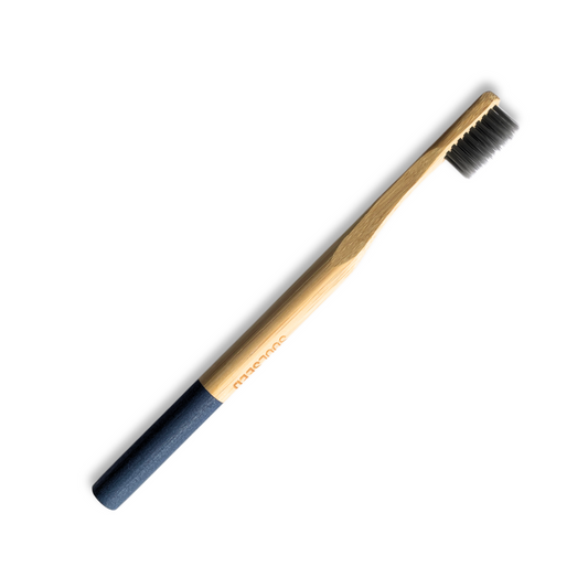 cepillo de dientes de bambú para niños de la marca soul seed con fondo plano