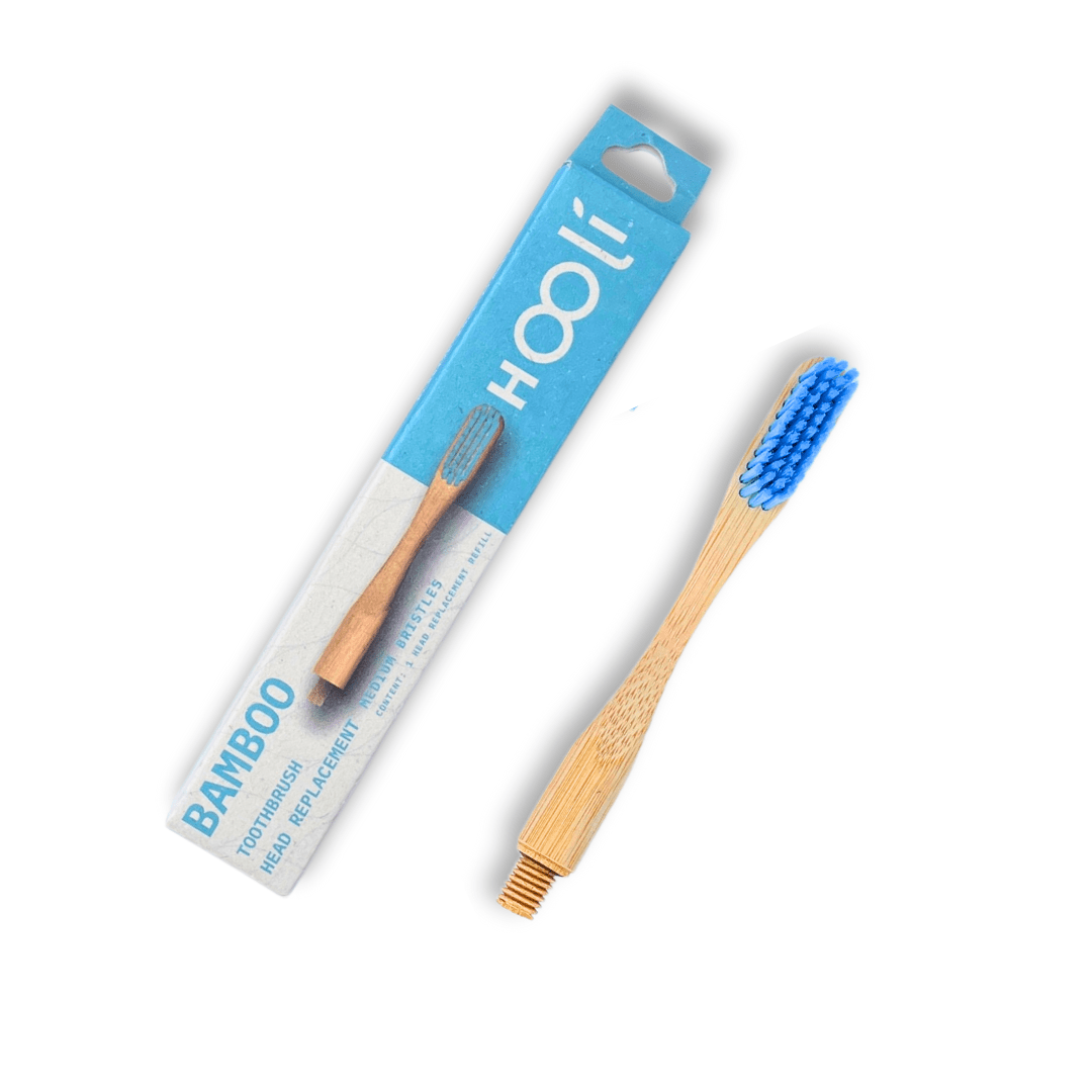 Repuesto de cepillo de bambu color azul a lado su caja con fondo blanco