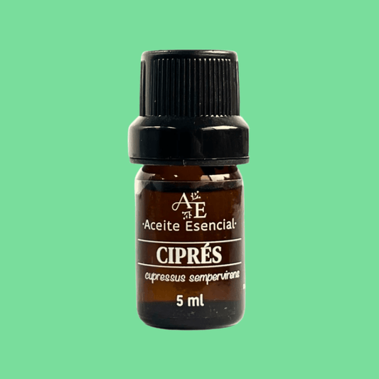 Aceite ciprés de Ananda con fondo verde.