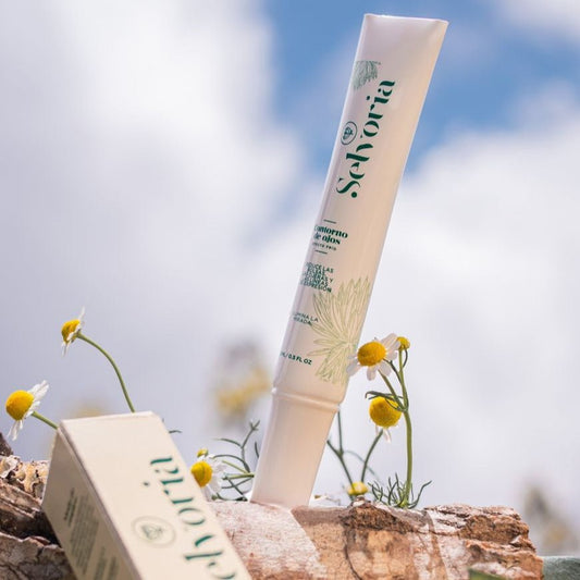 El contorno de ojos de selvoria con fondo de flores.