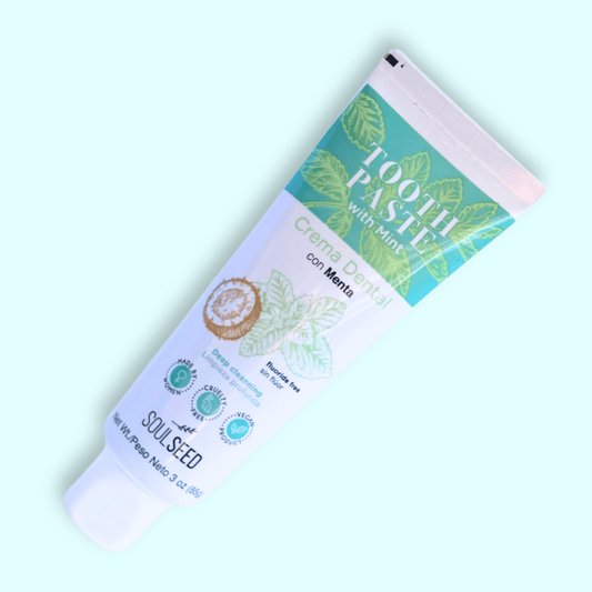 la crema dental sin fluor natural de soul seed con fondo plano color verde claro