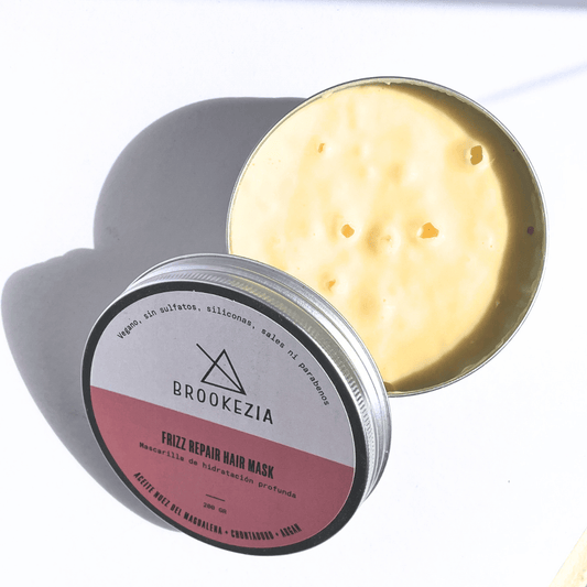 Mascarilla para cabello Anti-Frizz de Brookezia abierto con fondo plano color blanco