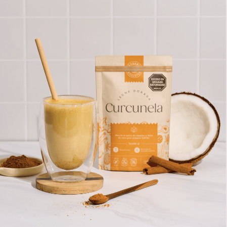 leche dorada en polvo curcunela de kanawii con una bebida ya preperado a lado su paquete