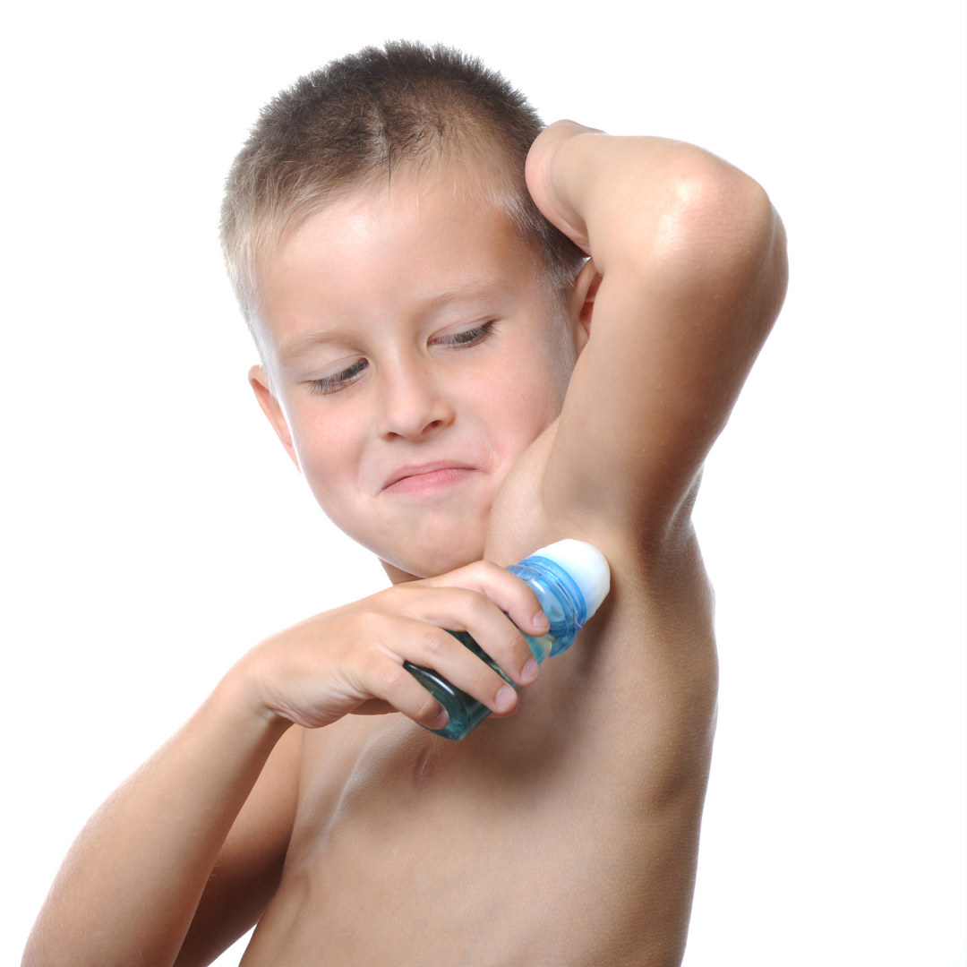 un niño usando Desodorante Natural Alumbre Niño Roll On de Natural Roka