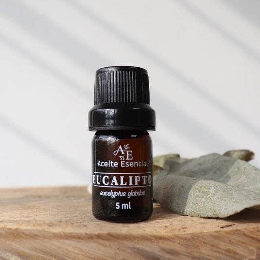 Aceite esencial de eucalipto de Ananda encima un a mesa.