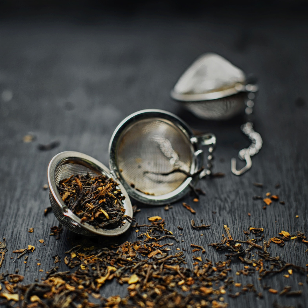 infusor de te llena de hoja de te.