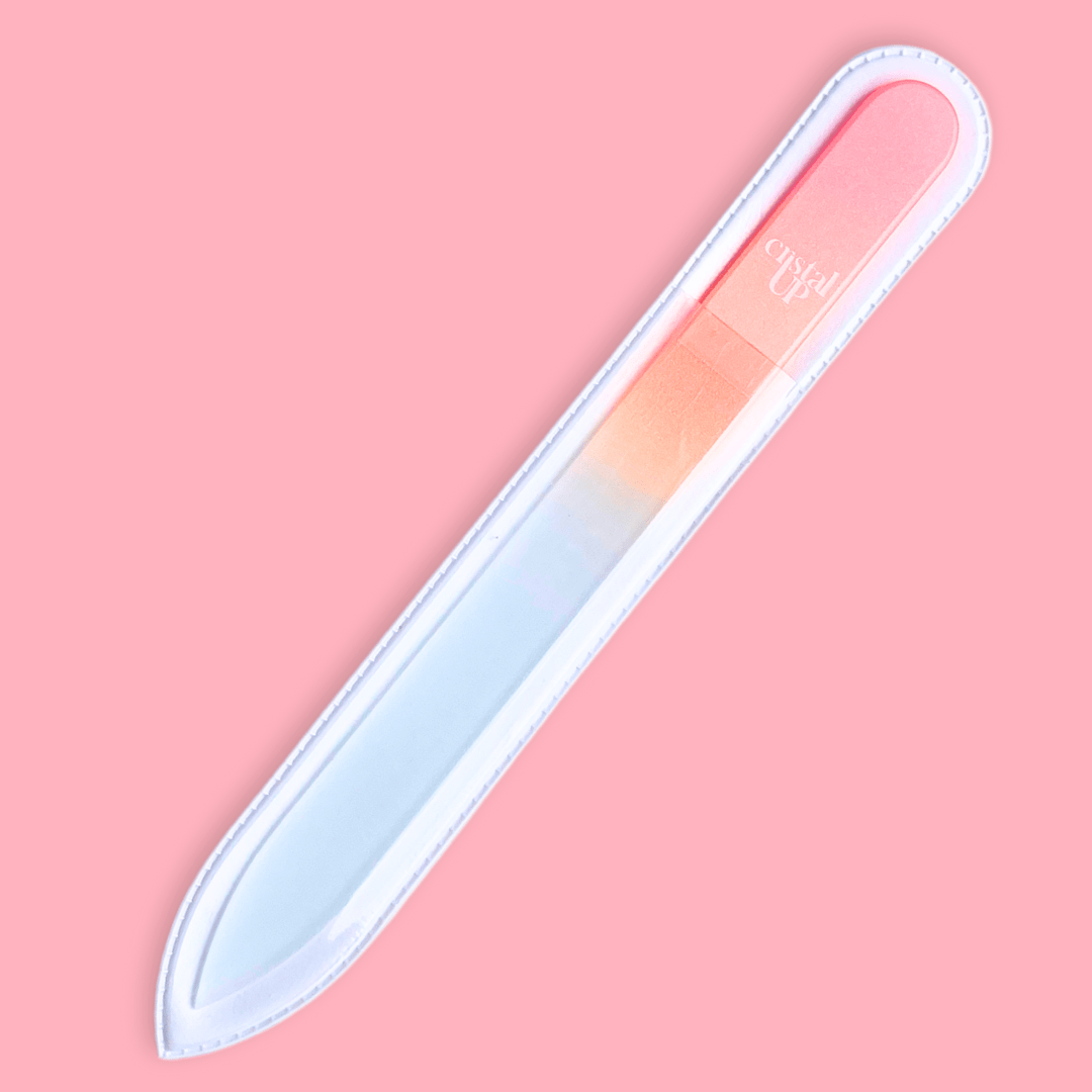 close up de una lima de cristal con fondo plano de color rosada