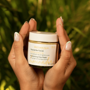 mascarilla facial iluminadora botanikalia en las manos de una mujer.