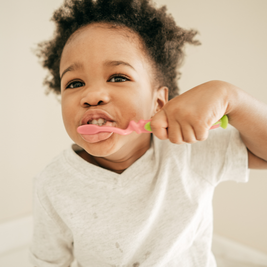 un niños usando la Crema dental niños sin flúor