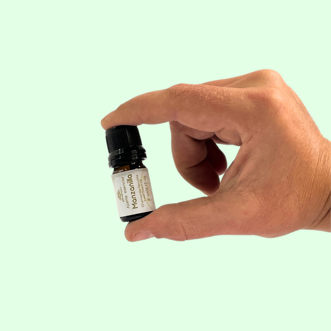 Aceite Esencial de Manzanilla de Panavayu en el mano dun un hombre con fondo plano