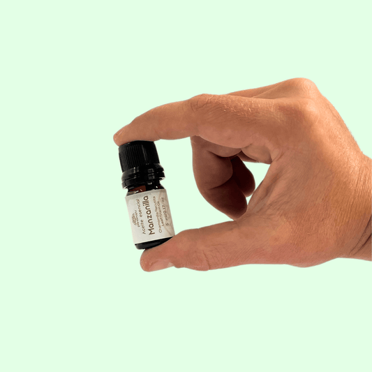 Aceite Esencial de Manzanilla de Panavayu en el mano dun un hombre con fondo plano