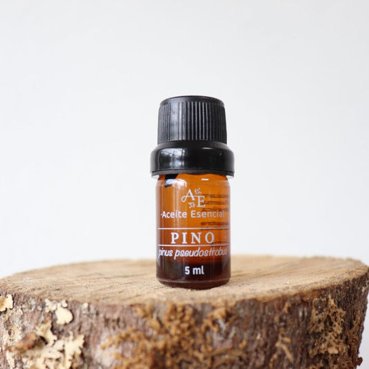 Aceite esencial de pino de Ananada encima madera