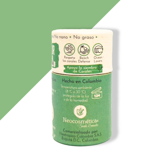 atras del protector solar facial de santo remedio con fondo plano