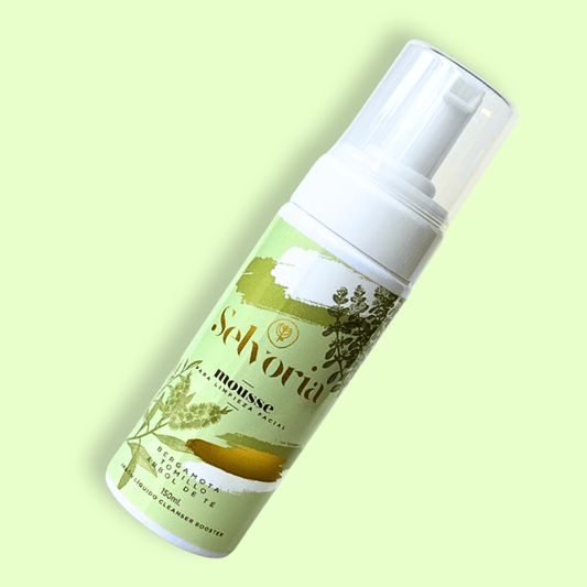 Mousse de limpieza facial de Selvoria con fondo plano color verde claro