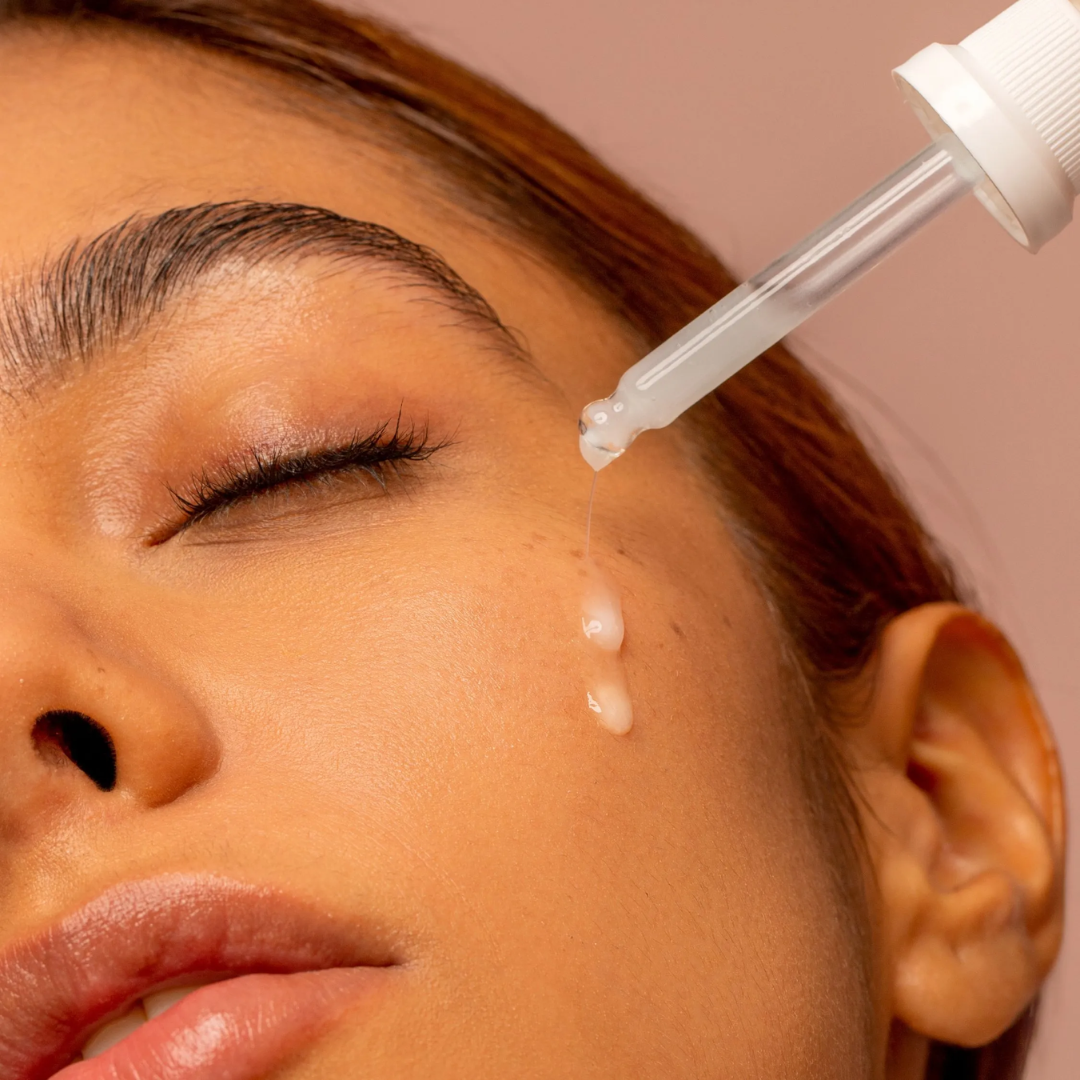 una mujer usando el Sérum Facial Niacinamida y Ácido Hialurónico de Aruná