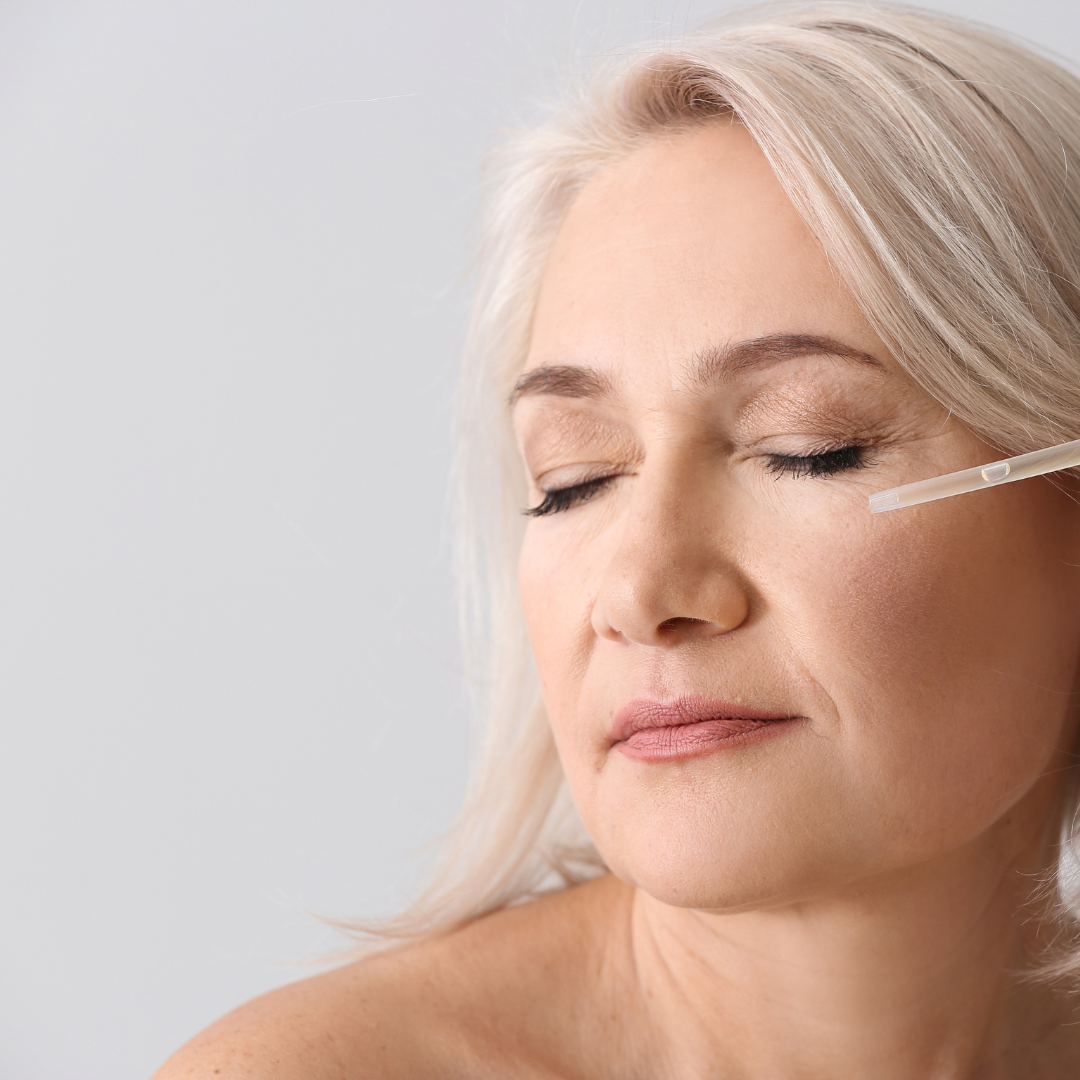 una mujer usando el serum vitamina c de termalcare en su cara.