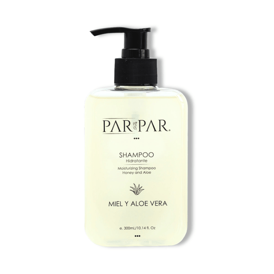 shampoo liquido de miel y aloe vera de par par con fondo blanco