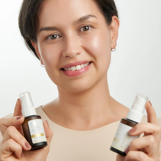 una chica con Suero facial Revita C de Aruná en sus manos