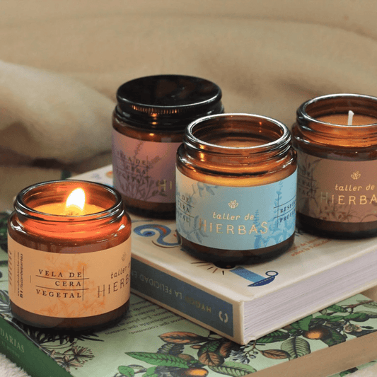 los 4 velas de soya de taller de hierbas prendido encima unas libros