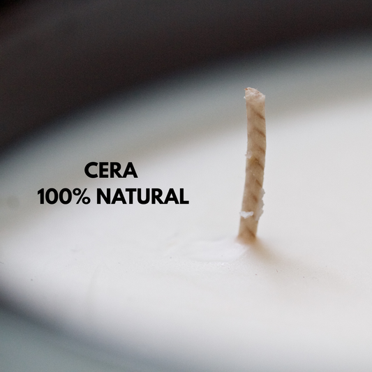 close up of vela aromatica de selva morada, lavanda y vainilla. con texto "cera 100% natural"