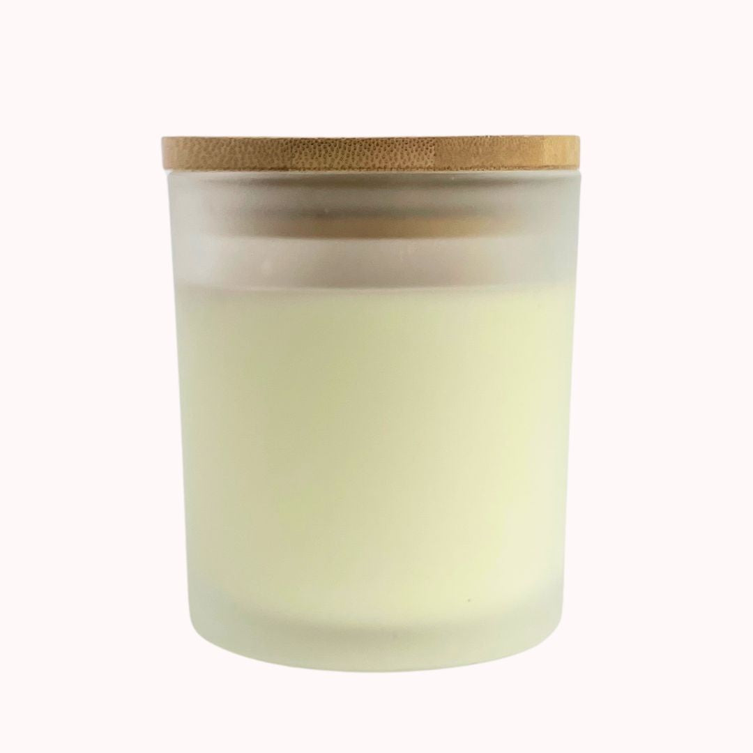 foto de la vela de 200g por su frente. con fondo plano.