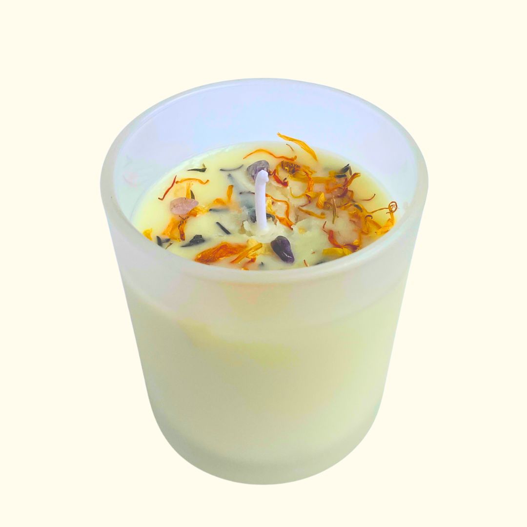 foto de la vela de 200g por su lado. con fondo plano.